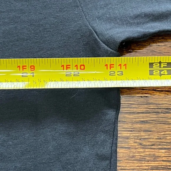 LIKE NEW Vuori Long Sleeve Feather Tee - Picture 9 of 9